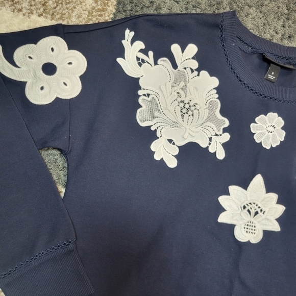 Victoria Beckham Target Navy Floral Pop Over Sweater Size Small - Picture 3 of 8